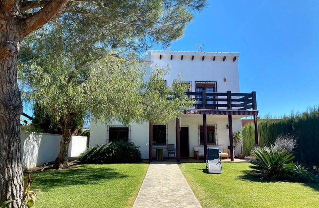 Beautiful house united family. With garden 5 minutes walk from the beach