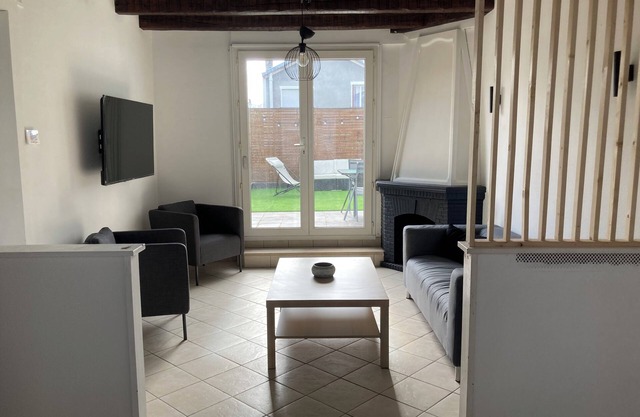 Beautiful house with terrace 10 minutes by train from Paris and 6 minutes walk from the station.