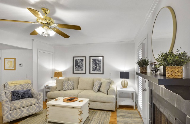 Beautiful, Immaculate Condo with pool access and minutes to the beach!