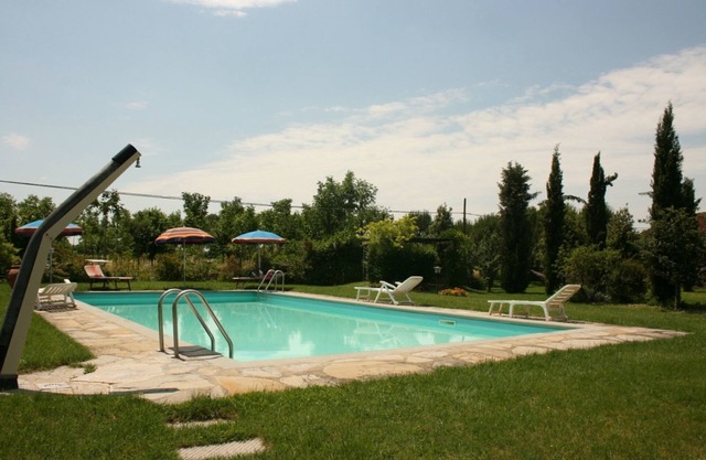 Beautiful apartment for 2 guests with WIFI, pool, TV and pets allowed, close to Cortona