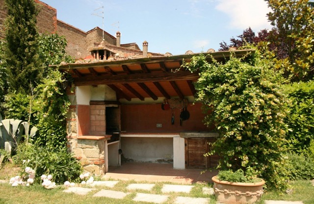Beautiful apartment for 4 people with WIFI, pool, TV, pets allowed and parking, close to Cortona