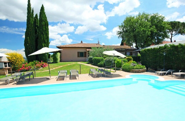 Beautiful private villa with private pool, WIFI, TV, patio, pets allowed, panoramic view and par.