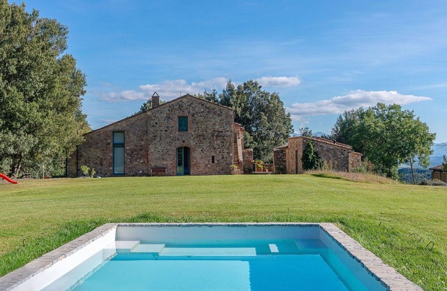 Beautiful villa with WIFI, private pool, TV, terrace, pets allowed, panoramic view and parking