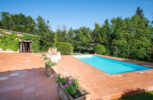 Beautiful apartment in villa for 4 people with pool, WIFI, TV, terrace and parking