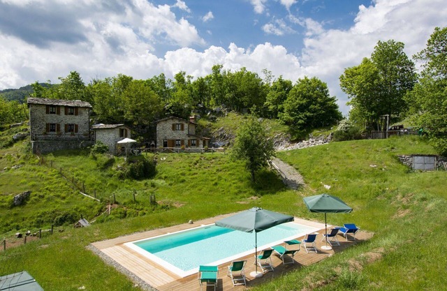 Beautiful apartment in villa for 6 guests with WIFI, pool, TV, patio, pets allowed and parking