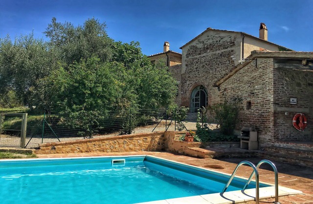 Beautiful private villa with private pool, WIFI, A/C, TV, patio, panoramic view, close to Montalcino
