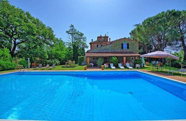Beautiful private villa with private pool, WIFI, TV, patio, panoramic view, parking, close to Arezzo