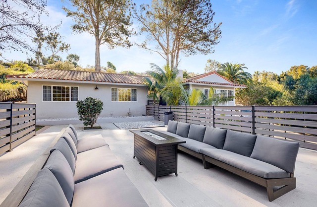 Beautiful La Jolla, Walk to Beach, Dog Friendly, HotTub, Fire Pit, Huge Deck,