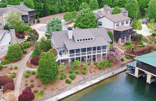 Beautiful Lake Burton Lakefront Home
