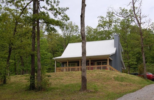 Beautiful lake cottage minutes from lake and close to Mammoth Cave!