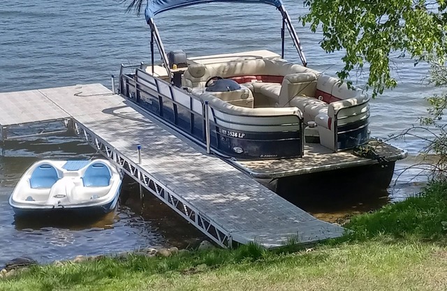 Beautiful lake getaway with CRUISE and FISH PONTOON RENTAL available!
