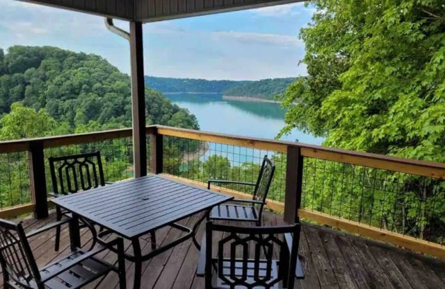 Beautiful Lake Home at Lake Cumberland
