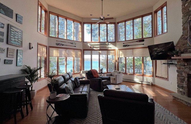 Beautiful lakefront house w/private dock, beach, gas fireplace + crib