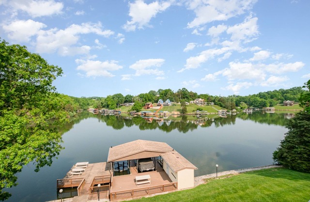 Beautiful Lakefront Home, Private Dock, Sleeps 16, 12 minutes to Ark Encounter