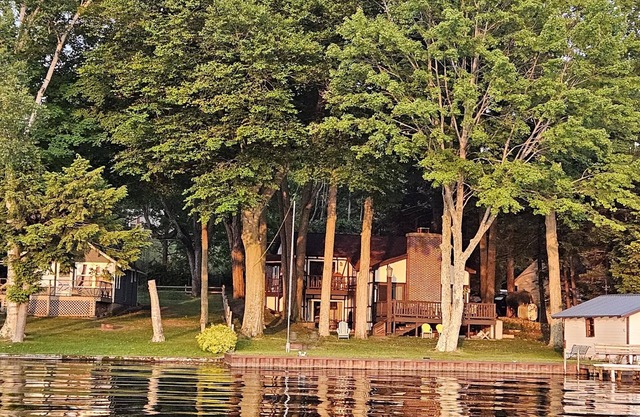 Beautiful Lakefront House on Hamlin Lake. Great location and plenty of room!