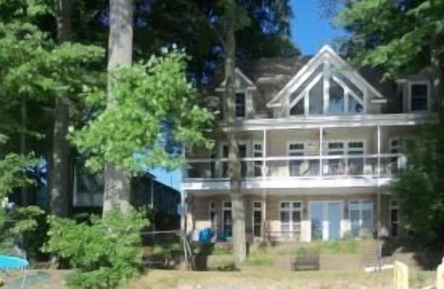 Beautiful lakefront home perfect for family reunions: great swimming, game room.