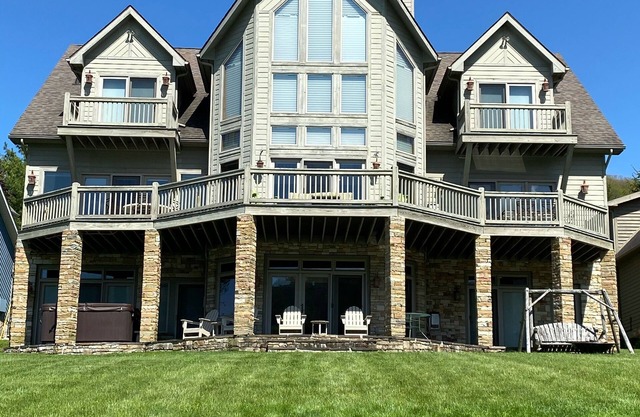 Beautiful Lakefront Home with Hot Tub Near Mountain and Attractions