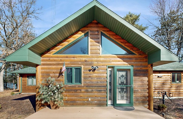 Beautiful lakefront log cabin with dock, firepit, washer/dryer, dog friendly