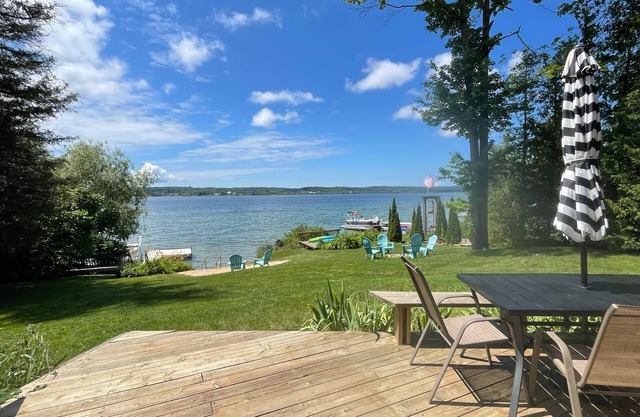 Beautiful lakefront cottage on South Lake Leelanau with pontoon!