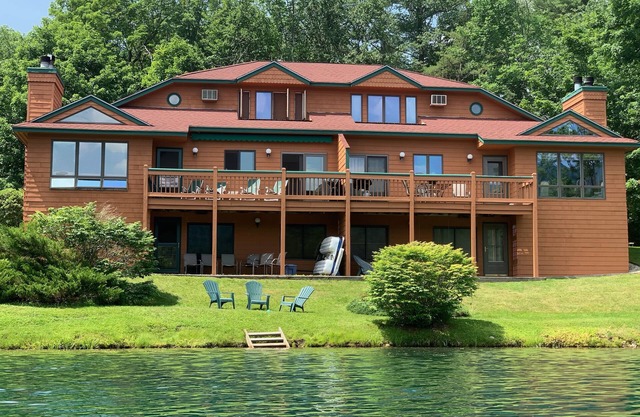 Beautiful Lakeside Deer Park Resort