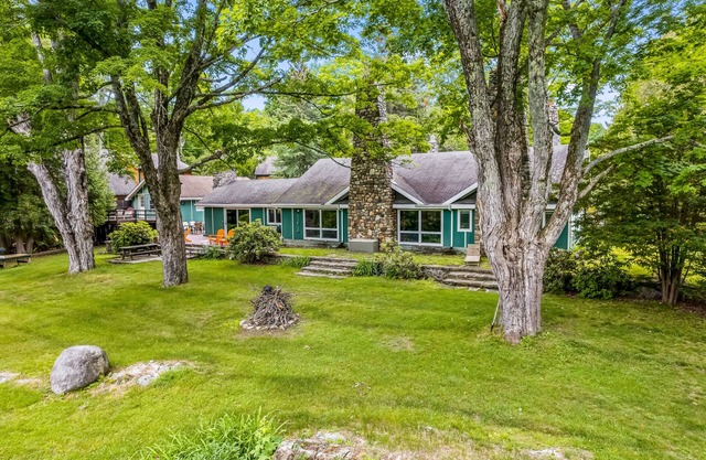 Beautiful lakeside home with pool table, ping pong, fast WiFi, & washer/dryer