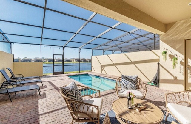 Beautiful Lakeview Villa just mins from Disney w/private pool!