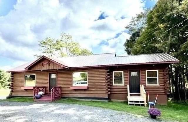 Beautiful log cabin close to all the wonders of the Adirondacks!