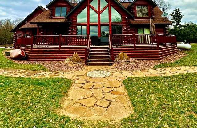 Beautiful Log Cabin Lake House