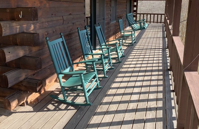 Beautiful Log Cabin with fantastic year-round views of the Smoky Mountains!