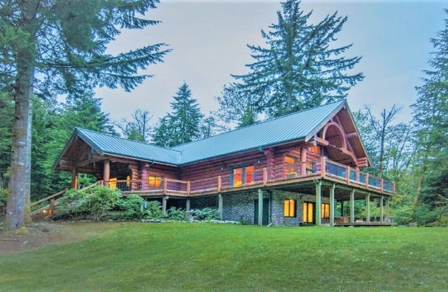 Beautiful log home close to, nature, hikes, skiing, fishing, shops.