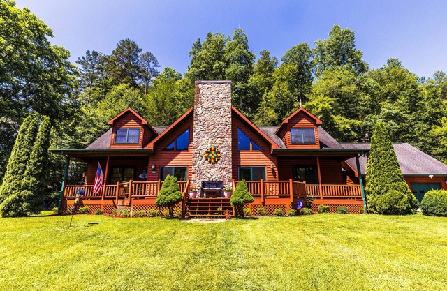 Beautiful Log Home in the Smoky Mountains close to EVERYTHING!