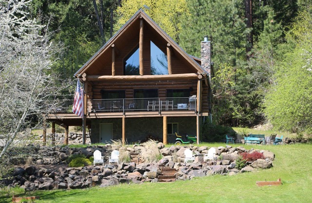 Beautiful Log Home on Cda Lake, Grass to the Water!