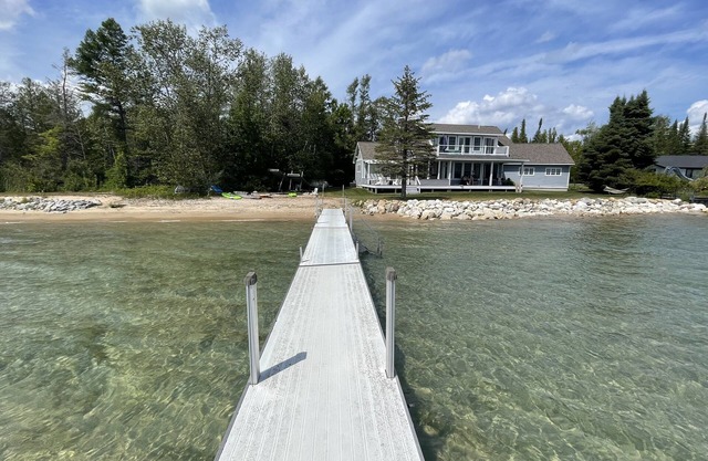 Beautiful Luxury Waterfront Home minutes from Suttons Bay and Traverse City