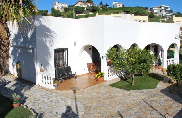 BEAUTIFUL MEDITERRANEAN VILLA - GRIFEU LLANCA BEACH - GARDEN AIR CONDITIONING WIFI