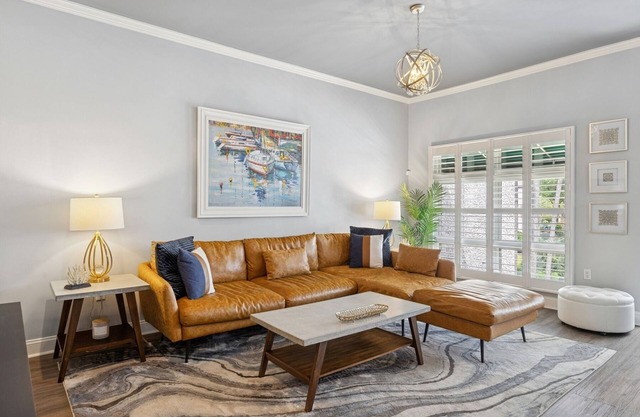 Beautiful Modern Pet Friendly Villa Overlooking Pool