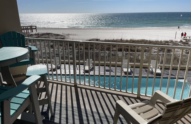 BEAUTIFUL MODERN/COZY BEACHFRONT CONDO!