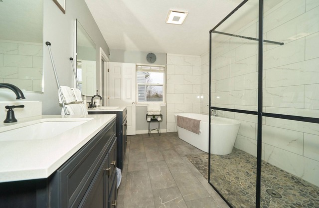 Beautiful modern home just 20 mins from downtown Indy & 25 mins from Grant Park
