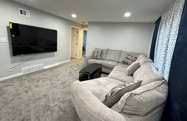 Beautiful Modern Ranch Near UB & Niagara Falls