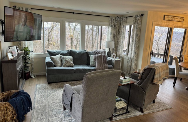 Beautiful mountain top townhouse with FUN Rec Room and easy access to skiing