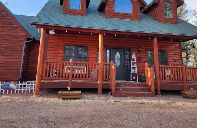 Beautiful Mountain home/Cabin with hottub, minutes from amenities