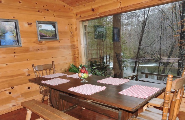 Beautiful mountain home with Hot tub, deck right up to riverfront.