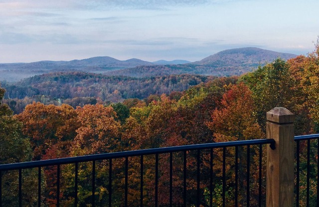 Beautiful Mountain Views with Newly Added Family Entertaining Area/ Greatroom