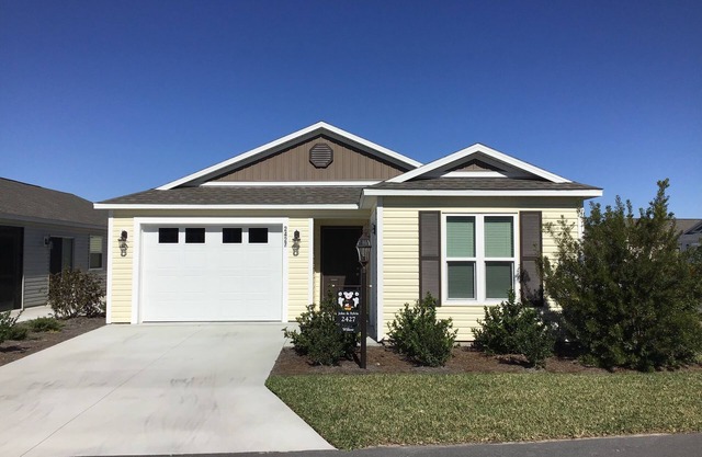 Beautiful New 2/2 Dog Friendly Villa w/GOLF CART, BBQ & FREE WiFi!