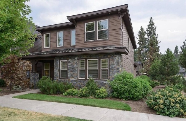 Beautiful newer house near the Old Mill district and the Deutsches River.