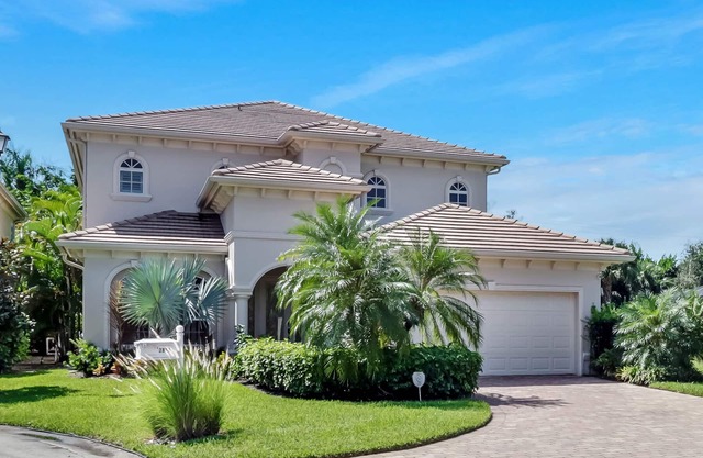 Beautiful newly furnished home in the heart of Naples - pool & 10 mins to beach!