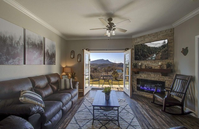 BEAUTIFUL NEWLY REMODELED COZY AND COMFORTABLE UNIT