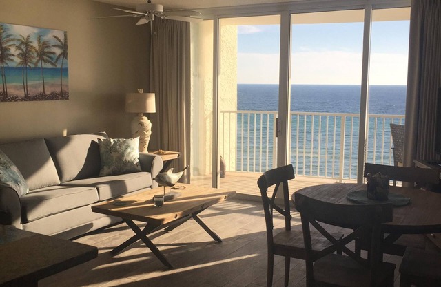 Beautiful Oceanfront 1 Bedroom & FREE Beach Chairs & Umbrella