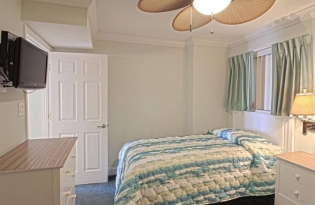 Beautiful Ocean Front 2 bed, 2 bath condo with full kitchen and in-unit laundry