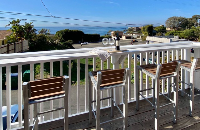 Beautiful ocean views, bright Laguna cottage, walk to beaches & restaurants