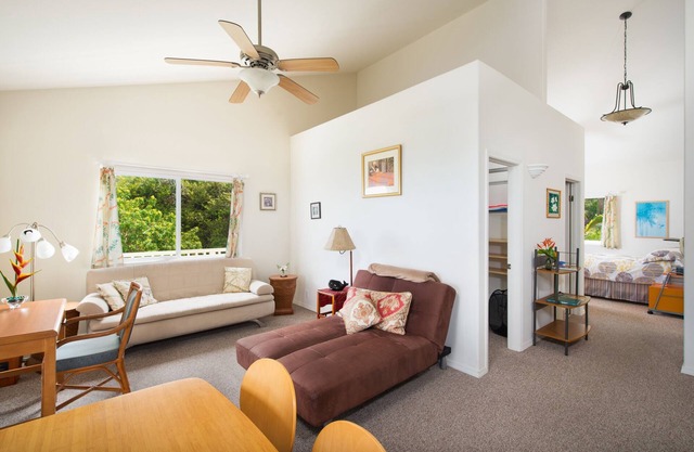 Beautiful, Ocean View Studio- Quiet, Kitchenette, Sleeps 4, Free WiFi & Parking